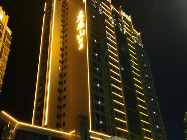 宇泉投光燈：光芒匯聚，萬千華彩